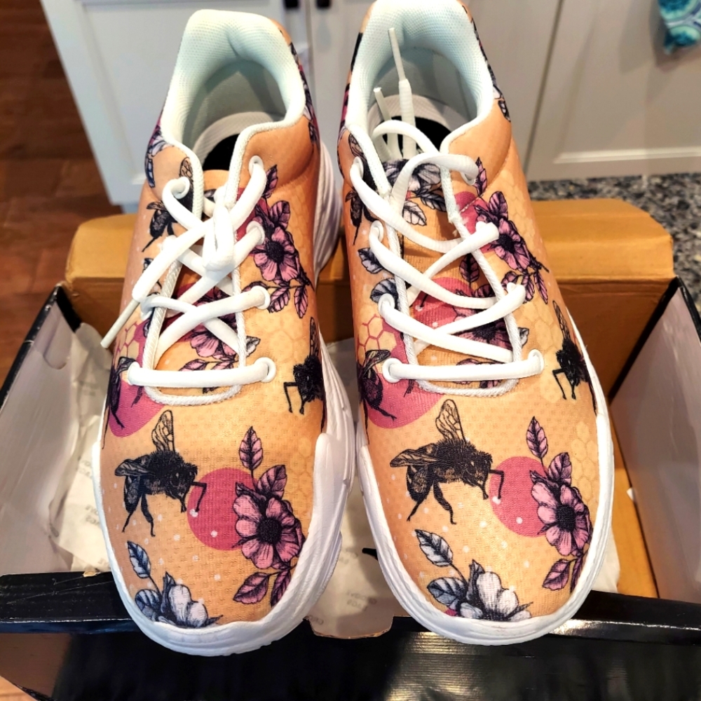 NIB QUEEN BEE GROOVE BAGS SNEAKERS TENNIS SHOES 8.5 WIDE